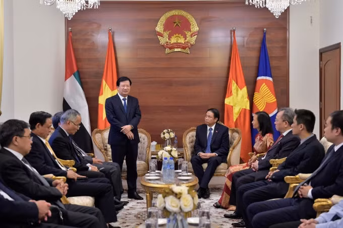 Phó Thủ tướng Trịnh Đình Dũng nói chuyện với cán bộ nhân viên Đại sứ quán và cộng đồng người Việt tại UAE - Ảnh: VGP