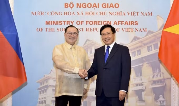 Phó Thủ tướng, Bộ trưởng Ngoại giao Phạm Bình Minh và Bộ trưởng Teodoro Lopez Locsin. Ảnh: TG&VN