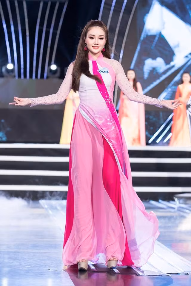 Thí sinh Nguyễn Thị Lan Anh đến từ Quảng Ninh dịu dàng trong phần thi Áo dài. Ảnh VTV