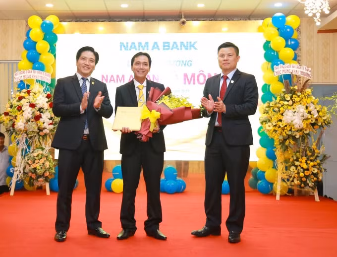Ông Trần Khải Hoàn – Phó Tổng Giám đốc Nam A Bank và ông Nguyễn Vĩnh Lợi – Giám đốc Nam A Bank khu vực Miền Tây & Đông Nam Bộ trao quyết định bổ nhiệm cho ông Nguyễn Thừa Đức – Giám đốc Nam A Bank Ô Môn.