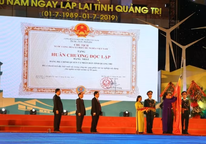 Phó Chủ tịch Thường trực Quốc hội Tòng Thị Phóng trao tặng Huân chương Độc lập hạng Nhất cho Đảng bộ, chính quyền và nhân dân tỉnh Quảng Trị. Ảnh CTV