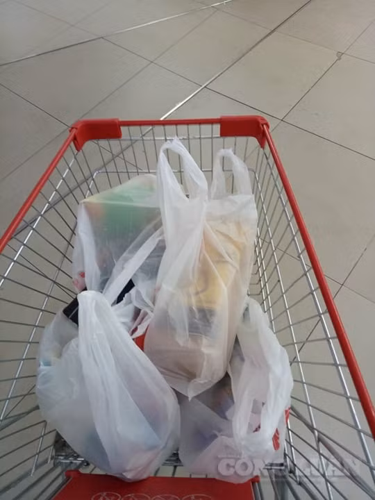 Hà Nội: Triển khai 100% siêu thị, trung tâm thương mai “nói không” với túi nilon. Ảnh: Lương Minh