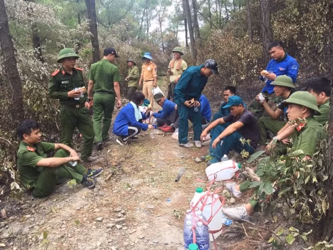 Phút nghỉ ngơi hiếm hoi của cán bộ, chiến sỹ lực lượng vũ trang Hà Tĩnh để tiếp tục “lao mình ”cứu rừng giữa biển lửa.