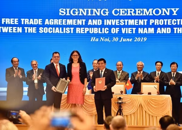 Thủ tướng Nguyễn Xuân Phúc chứng kiến Lễ ký Hiệp định Bảo hộ Đầu tư Việt Nam (EVIPA) giữa Việt Nam và Liên minh Châu Âu. Ảnh: VGP