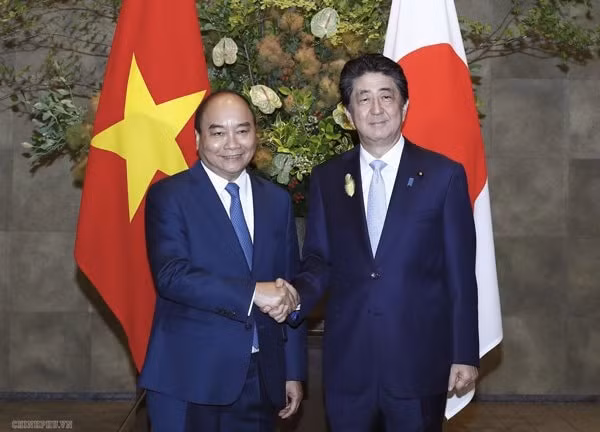 Thủ tướng Nhật Bản Shinzo Abe đón Thủ tướng Nguyễn Xuân Phúc đến dự Lễ trao đổi các văn kiện hợp tác. Ảnh: VGP
