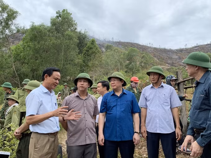 Phó Thủ tướng Vương Đình Huệ tiếp tục thị sát trực tiếp việc chữa cháy rừng tại huyện Đức Thọ vào trưa 1/7. Ảnh: VGP