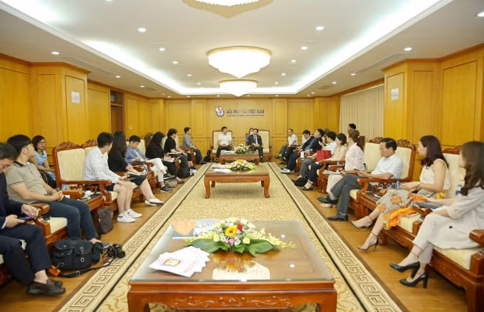 Đoàn phóng viên Hàn Quốc đã tới thăm và làm việc với Hội Nhà báo Việt Nam gồm 15 thành viên. Ảnh: Sơn Hải