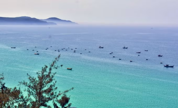 Bãi biển Vạn Tường với vẻ đẹp trong xanh, yên ả.