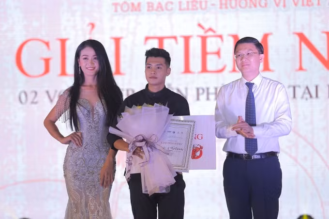 Đại diện Tập đoàn FLC và Ban giám khảo trao giải Tiềm năng cho thí sinh Nguyễn Mạnh Cường.