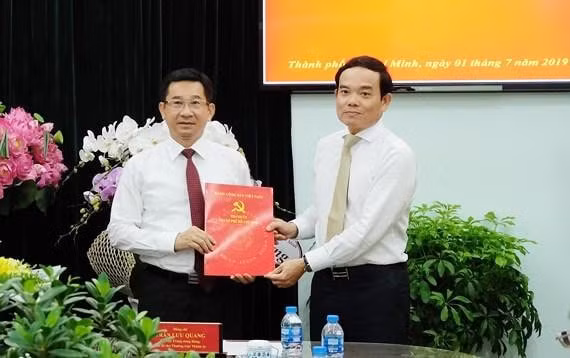Ông Trần Lưu Quang trao quyết định bổ nhiệm cho ông Dương Ngọc Hải