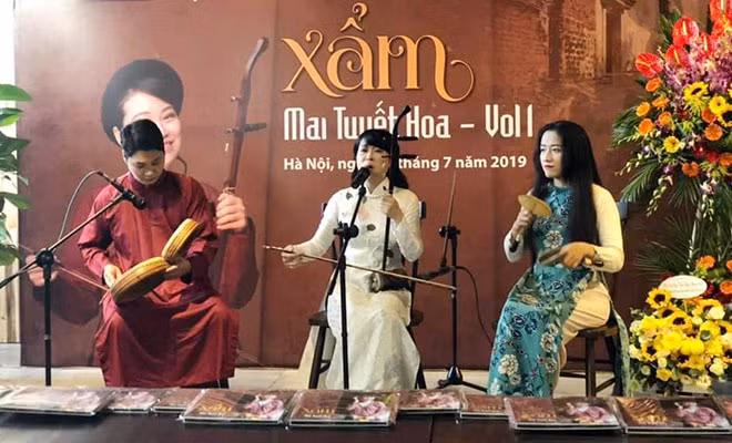 Nghệ sĩ Mai Tuyết Hoa tại buổi ra mắt album xẩm đầu tiên sau hơn 20 năm theo đuổi nghệ thuật hát xẩm. Ảnh: Báo hanoimoi