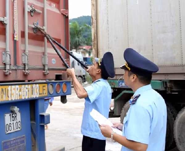 Hải quan Cửa khẩu Chi Ma, huyện Lộc Bình (Lạng Sơn) cắt kẹp chì, kiểm tra thực tế lô hàng xuất khẩu. (Ảnh: baolangson)