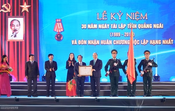Thủ tướng Nguyễn Xuân Phúc trao Huân chương Độc lập hạng Nhất cho Đảng bộ, chính quyền và nhân dân tỉnh Quảng Ngãi. Ảnh: VGP