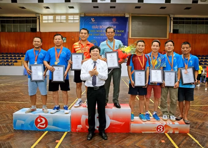 Đồng chí Hồ Quang Lợi - Phó Chủ tịch Thường trực Hội Nhà báo Việt Nam trao&nbsp;Giải Nhất Đôi Nam lãnh đạo&nbsp;tại Giải Bóng bàn Cúp Hội Nhà báo Việt Nam lần thứ XII- năm 2018 (Ảnh: Sơn Hải)