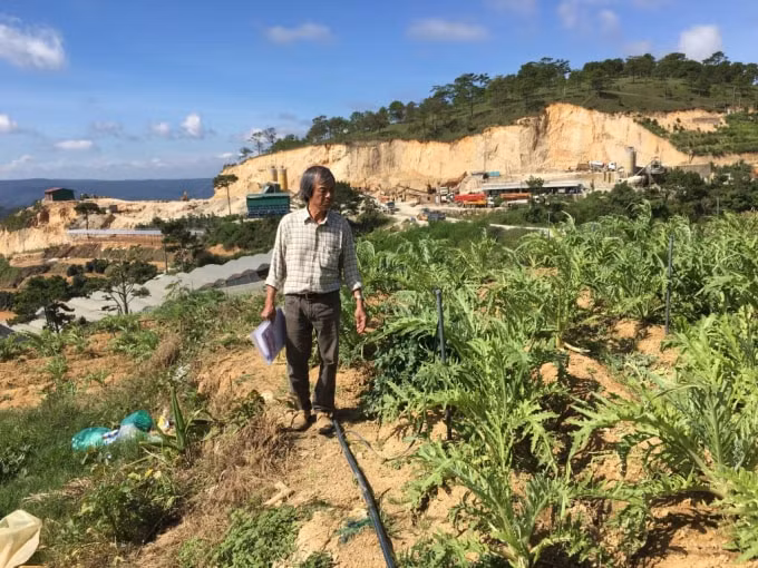 Ông Cao Văn Tứ trên khu đất bị thu hồi.
