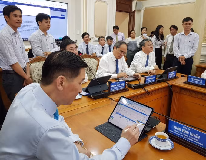 Lãnh đạo TP. HCM trải nghiệm ứng dụng 