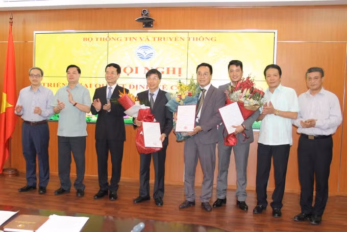 Bộ trưởng Nguyễn Mạnh Hùng và các đại biểu chụp ảnh lưu niệm cùng các cán bộ được bổ nhiệm (Ảnh: Đức Huy)