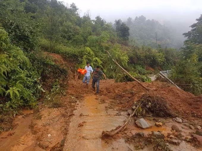 Phóng viên Phạm Đông(áo trắng) trong một chuyến công tác