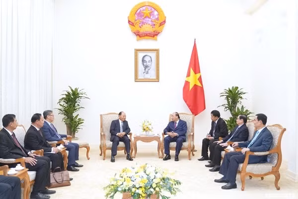Thủ tướng Nguyễn Xuân Phúc tiếp Bộ trưởng Nội vụ Lào Khammanh Sounvileuth. Ảnh: VGP