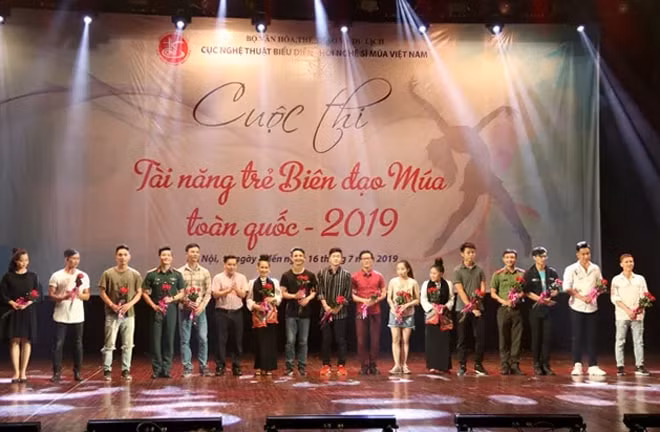BTC tặng hoa cho các thí sinh tham dự Cuộc thi. Ảnh: toquoc.vn