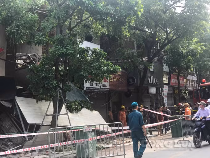 Lực lượng chức năng có mặt tại ngôi nhà bị sập trên phố Hàng Bông.
