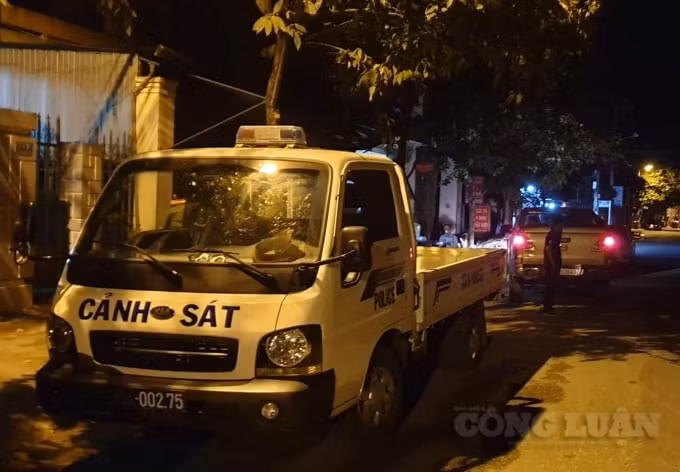 Cơ quan công an tiến hành khám xét khẩn cấp và thu giữ nhiều tài liệu quan trọng.