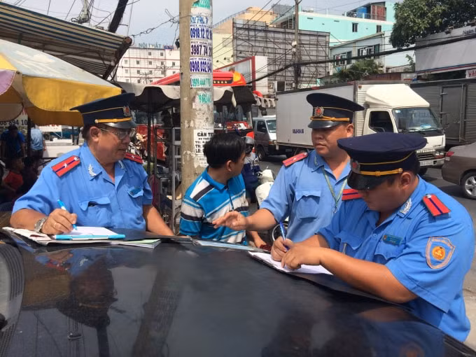 Lực lượng Thanh tra Sở GTVT TP.HCM kiểm tra, xử lý nghiêm những vi phạm về trật tự, an toàn giao thông trong 6 tháng đầu năm. Ảnh: TL