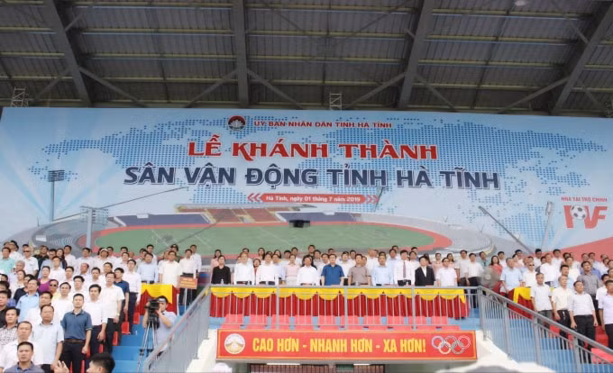 Các đại biểu dự lễ khánh thành Sân vận động tỉnh Hà Tĩnh.