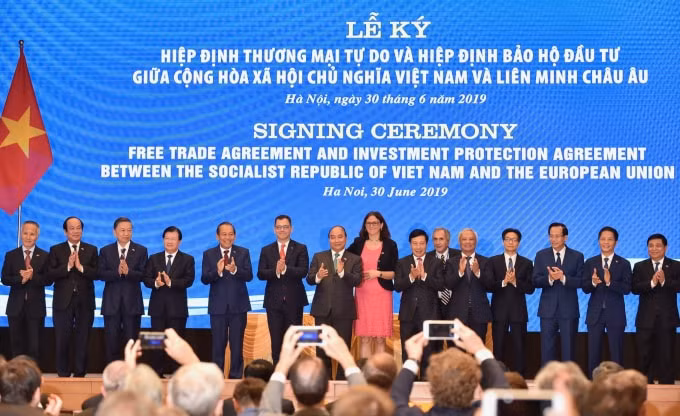 Thủ tướng Nguyễn Xuân Phúc đã chứng kiến lễ ký Hiệp định Thương mại tự do (EVFTA) và Hiệp định Bảo hộ Đầu tư (EVIPA) giữa Việt Nam và Liên minh Châu Âu. Ảnh: VGP