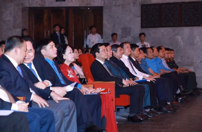 Các đồng chí lãnh đạo Đảng, Nhà nước tới dự lễ tôn vinh các cá nhân, tập thể có nhiều thành tích trong phong trào thi đua làm theo lời Bác trong 