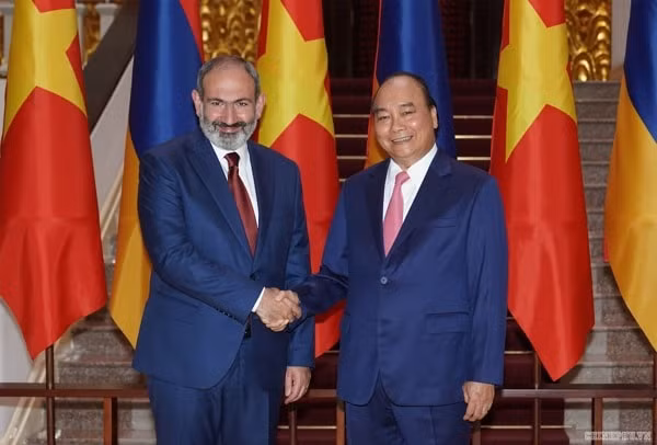 Thủ tướng Nguyễn Xuân Phúc đón Thủ tướng Armenia Nikol Pashinyan. Ảnh: VGP