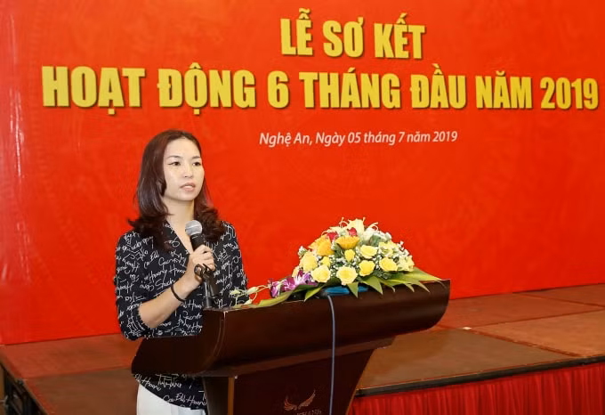 Đồng chí&nbsp;Trần Lan Anh - Phó Tổng Biên tập kiêm Tổng Thư ký báo Nhà báo & Công luận trình bày báo cáo sơ kết tại buổi lễ. Ảnh: Sơn Hải
