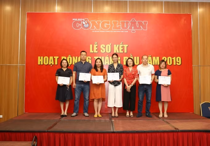 Phó Tổng Thư ký Hà Thị Hồng Sâm - thư ký Chi hội trao quyết định khen thưởng cho các hội viên có thành tích xuất sắc trong 6 tháng đầu năm. Ảnh: Sơn Hải