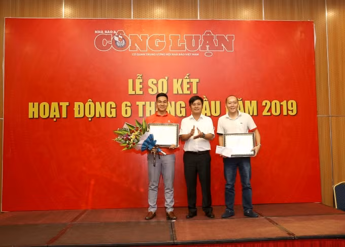Tổng Biên tập Lê Trần Nguyên Huy trao thưởng cho nhóm tác giả đoạt Giải C Giải Báo chí Quốc gia lần thứ XIII - năm 2018. Ảnh: Sơn Hải