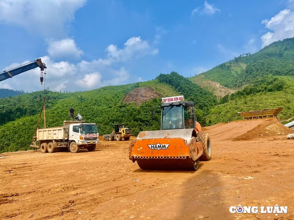 thi cong xuyen le du an duong ho chi minh doan cho chu nga ba trung son hinh 3