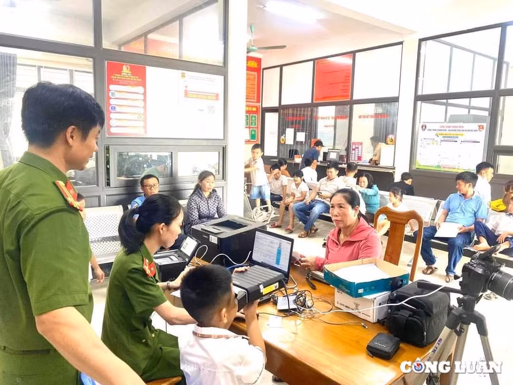 cong an ha tinh xuyen le cap can cuoc cho cong dan hinh 1