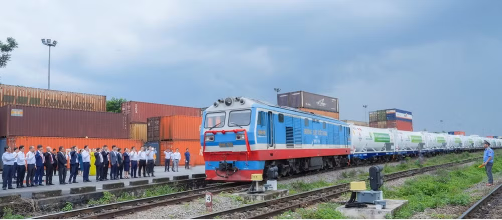 pv gas khoi hanh chuyen tau cho lng dau tien tren duong sat nam bac hinh 3