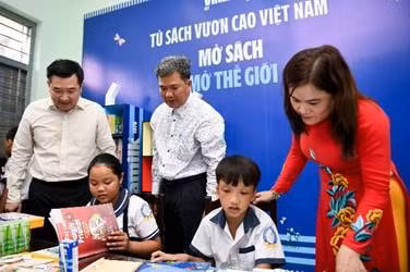 vinamilk trao tang gan 200000 hop sua cho tre em nhan ngay tuu truong hinh 6