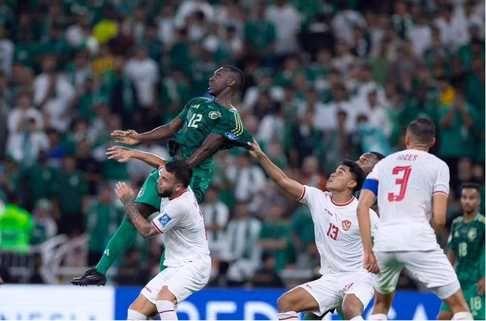 indonesia bat ngo hoa saudi arabia tai vong loai world cup 2026 hinh 1