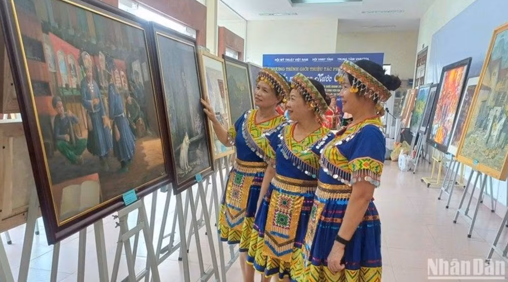 ngam tranh phong canh qua trien lam sac mau non nuoc cao bang hinh 1