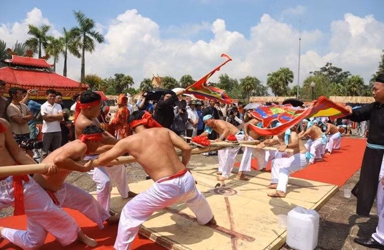 nguoi dan lang huu chap tai hien nghi le keo co tai lang van hoa hinh 2