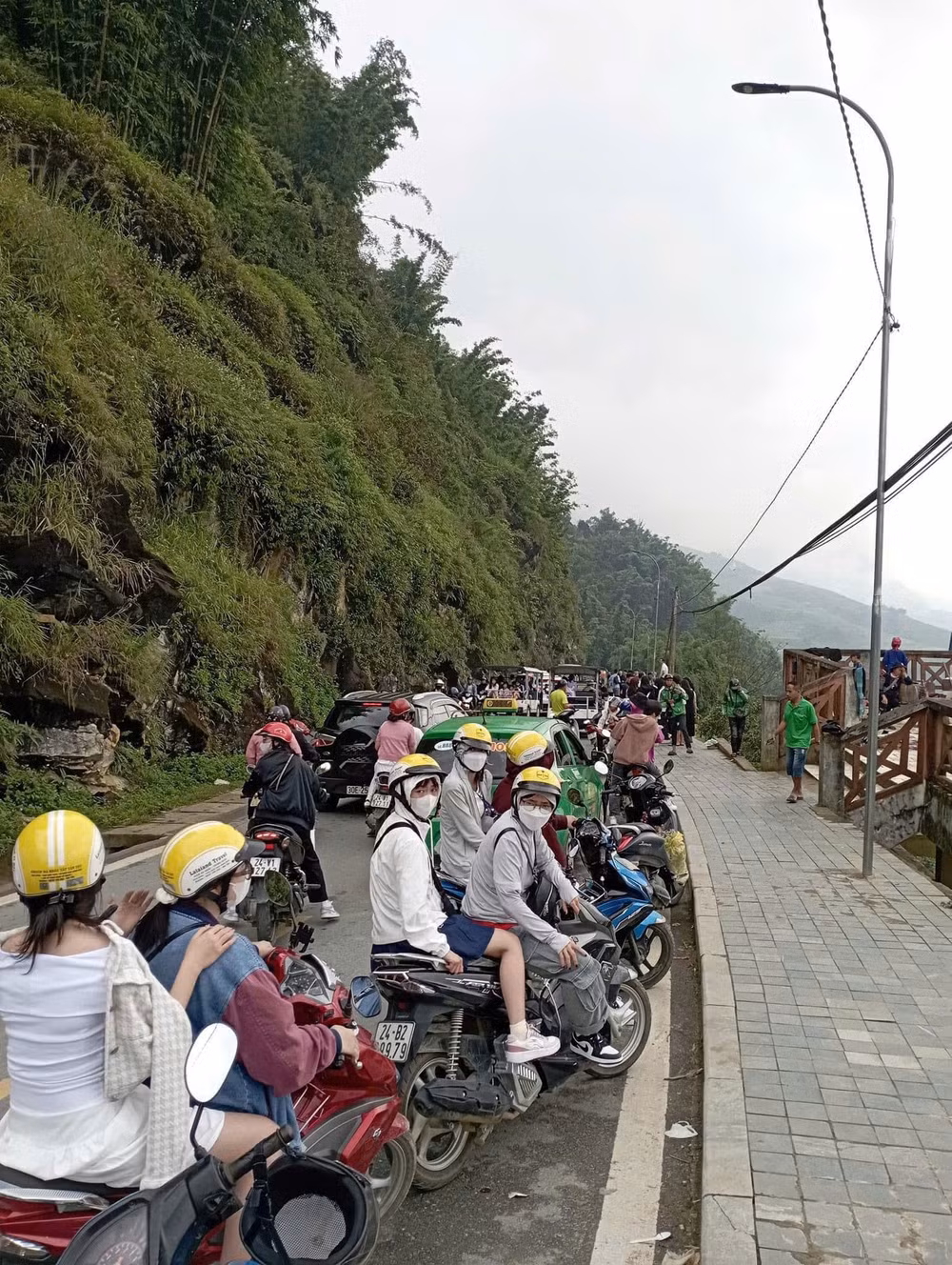 hang nghin du khach do len sa pa tam dao vuon thu o ha noi chat kin nguoi hinh 2