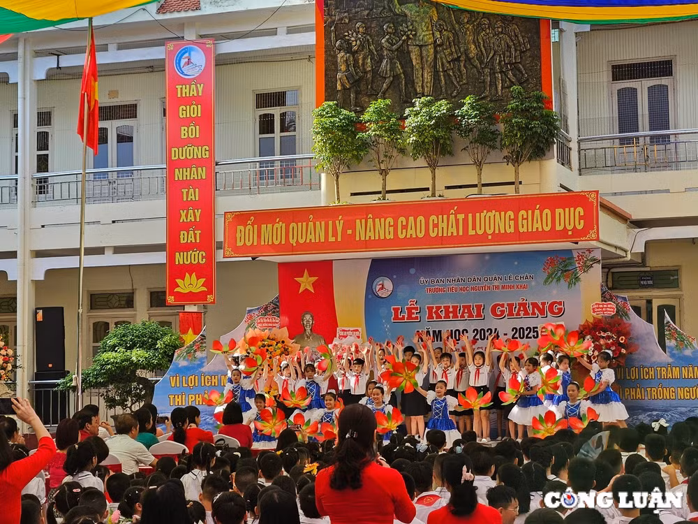nhung hinh anh dep trong ngay khai giang nam hoc moi hinh 3