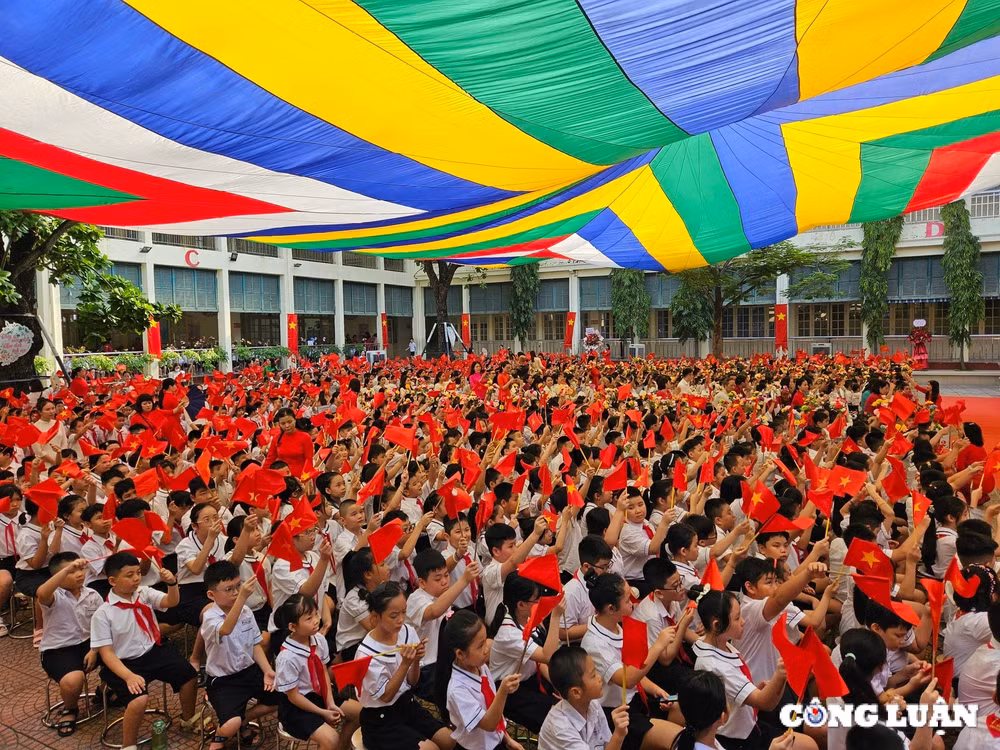 nhung hinh anh dep trong ngay khai giang nam hoc moi hinh 9