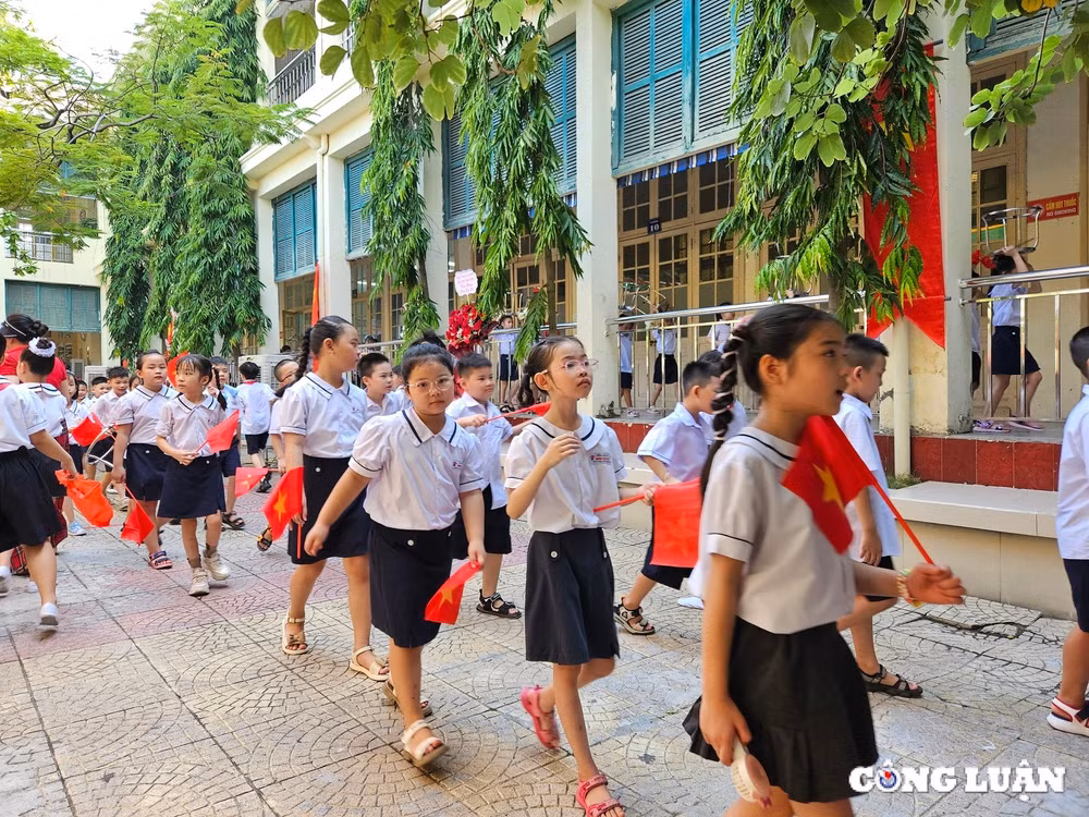 nhung hinh anh dep trong ngay khai giang nam hoc moi hinh 8