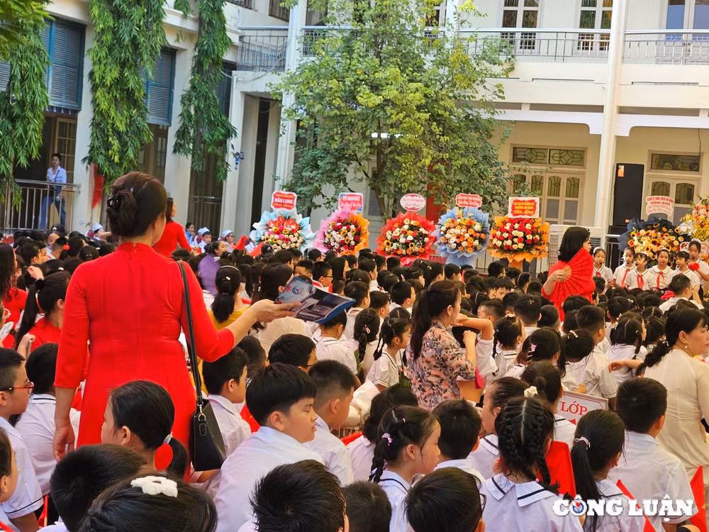 nhung hinh anh dep trong ngay khai giang nam hoc moi hinh 4