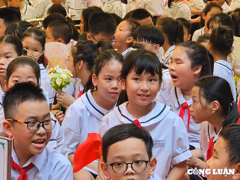 nhung hinh anh dep trong ngay khai giang nam hoc moi hinh 6