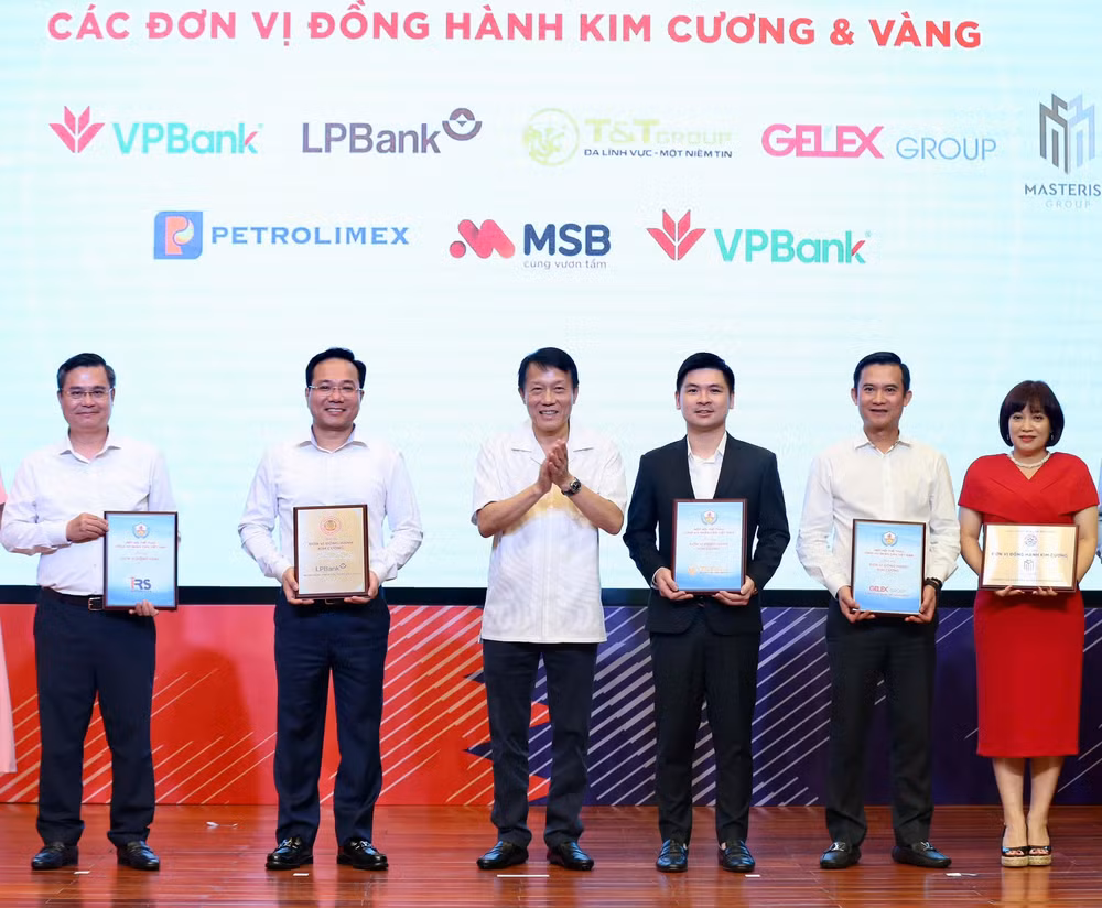 bong ban cand tt ve nhat toan doan voi 14 huy chuong vang giai tre quoc gia hinh 2