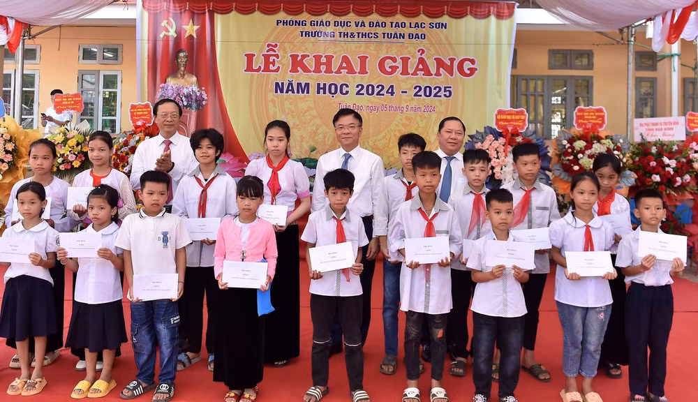 nha truong gan voi gia dinh va xa hoi kien tri thuc hien muc tieu nang cao chat luong giao duc hinh 4