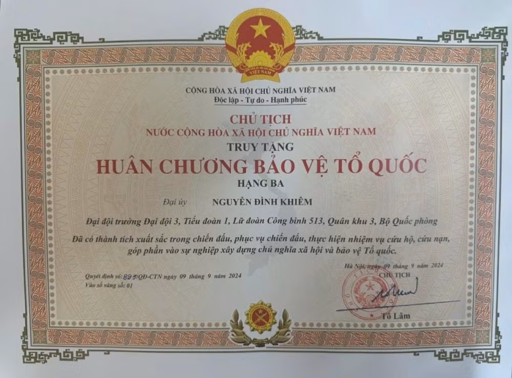 truy tang huan chuong bao ve to quoc hang ba cho dai uy nguyen dinh khiem hy sinh khi chong bao so 3 hinh 2